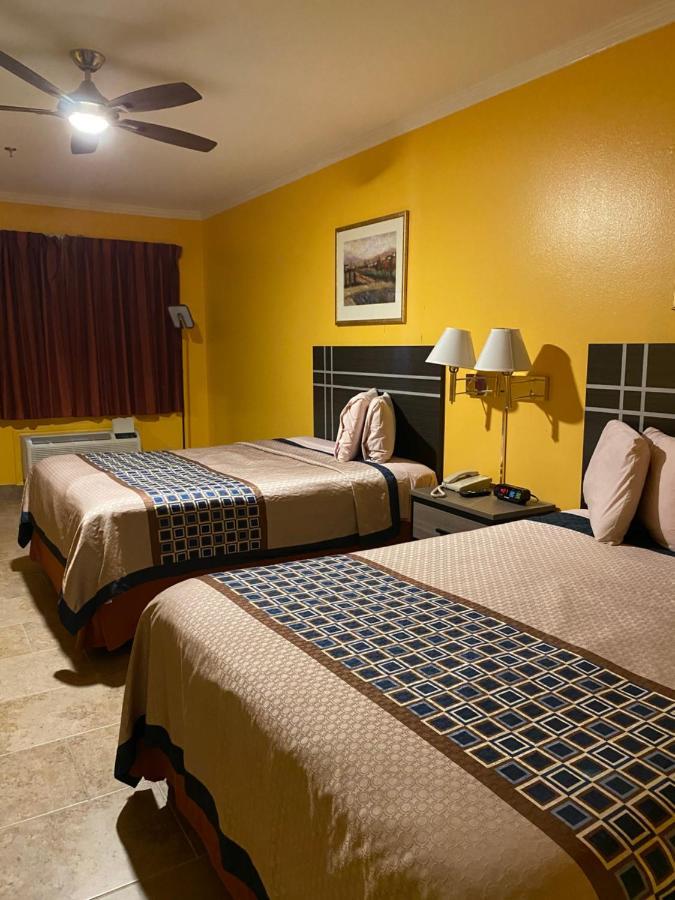 Los Fresnos Inn And Suites Exterior photo